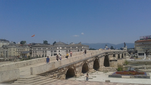 ПОДЕЛЕ У МАКЕДОНИЈИ: И бивши генерални секретар НАТО лобира за „историјски избор“ 